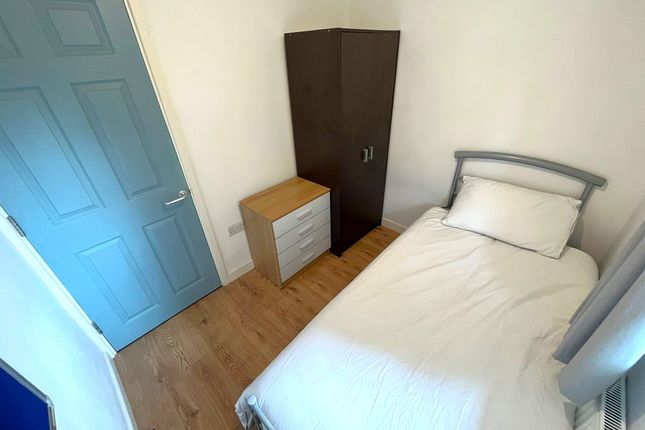 Room 1 and Room 2, 24, Manton Crescent, Lenton Abbey, Nottingham photo 4