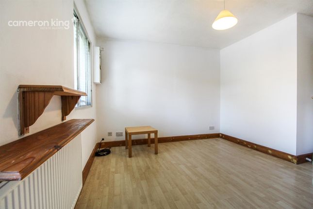 119, Vicarage Way, Slough photo 3