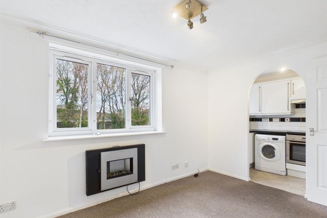 76, Dale Close, Colchester photo 2