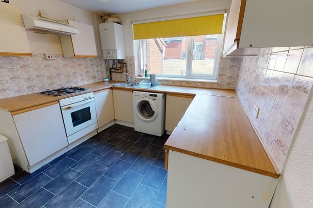 Terraced house to rent in St Johns Close, Hyde Park, Leeds