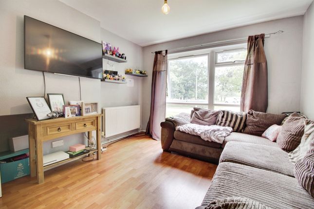 Thumbnail Flat for sale in Nettlecroft, Welwyn Garden City