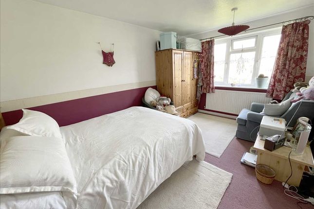 Flat for sale in Moat Close, Bushey WD23.