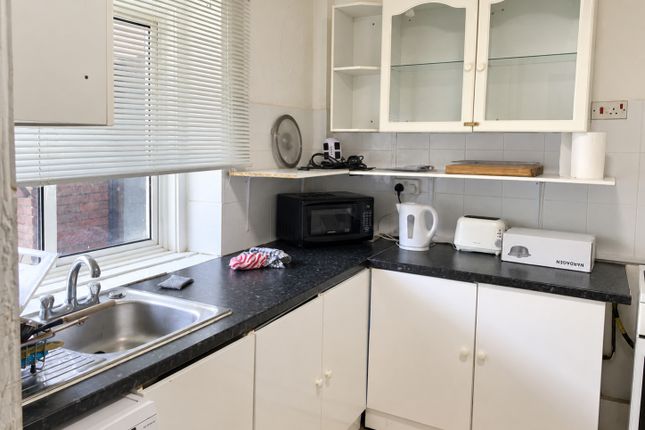 Room 4, Flat 9, Nevena Court, 90 Effra Road, London photo 4
