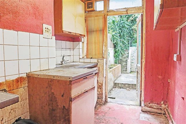 Basement Flat A, 82, Elm Park, London photo 4