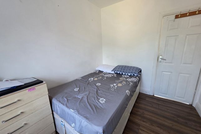 49, Woodstock Gardens, Hayes photo 4