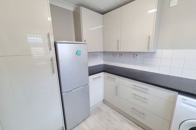 6, Barberry Drive, Southampton photo 3
