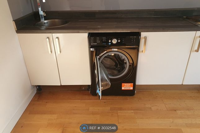 Flat, Suffolk House Princes Road, Weybridge photo 2