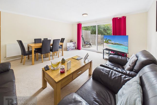 24, Moor Park Crescent, Crawley photo 3