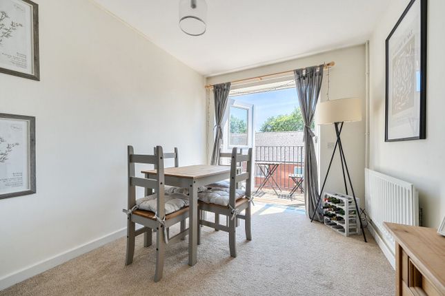 6, Apple Tree Road, Midhurst photo 2