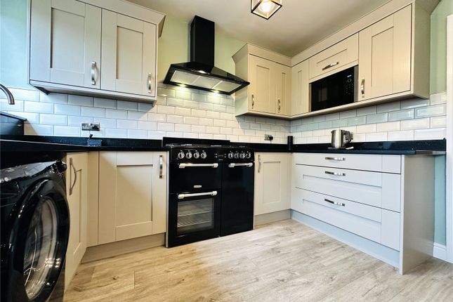 6, Sunset Avenue, West Yorkshire photo 3