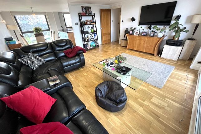 Flat for sale in Lake View Court, Roundhay, Leeds