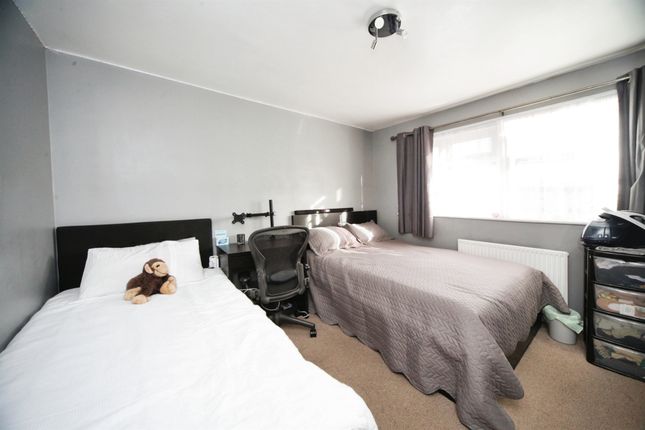 41, Flint Close, Luton photo 2