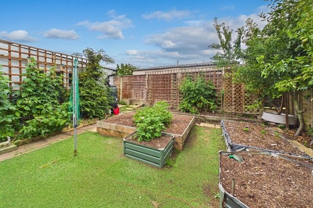 35, Goodwood Close, Rochester photo 2