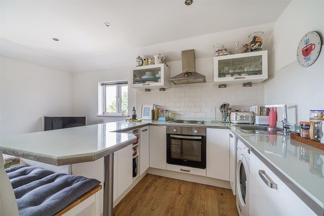 7, Beeches Close, London photo 2