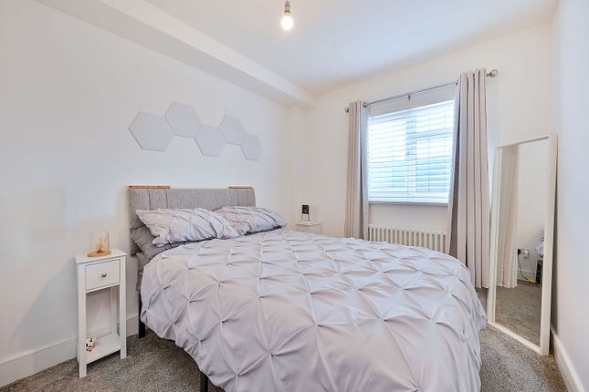 Tolworth Rise South, Surbiton photo 4