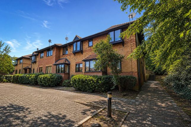 2-bed flat on 20, St Swithins Court, Twyford, £1,300/mo