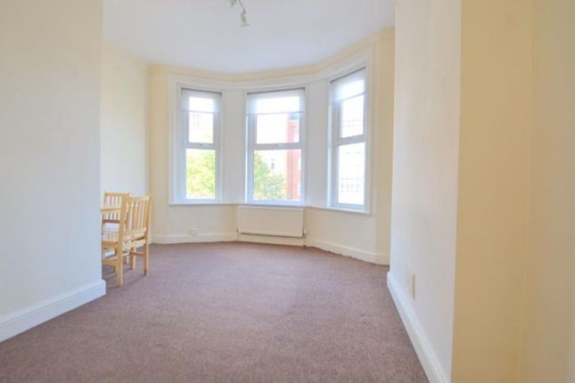 Flat to rent in High Road, North Finchley