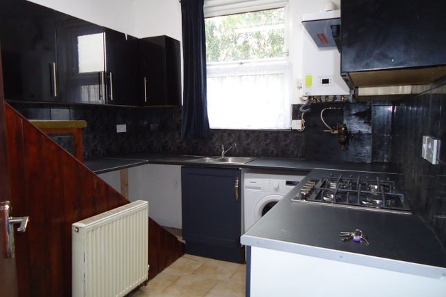 Flat above, 179, Dewsbury Road, Leeds photo 4