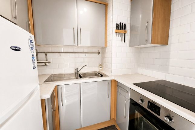 6, Highclere Court, Woking photo 3