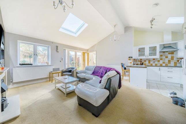 13, Roman Crescent, Swindon photo 4