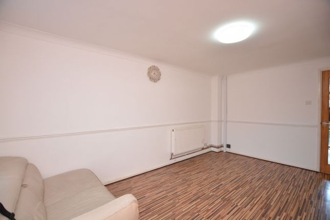 (LettsPay) 41, Pearl Gardens, Slough photo 3