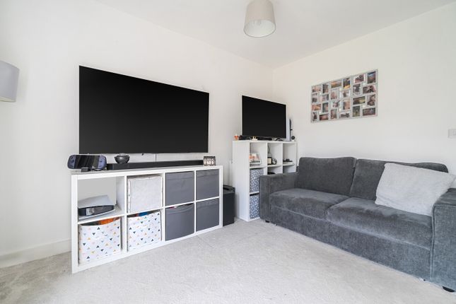 12, Mandarin Grove, Reading photo 4