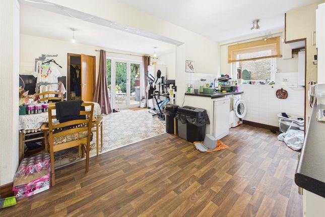 23, Wordsworth Road, Addlestone photo 3