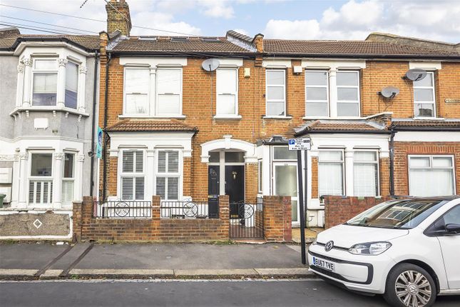 Thumbnail Flat to rent in Pearcroft Road, London