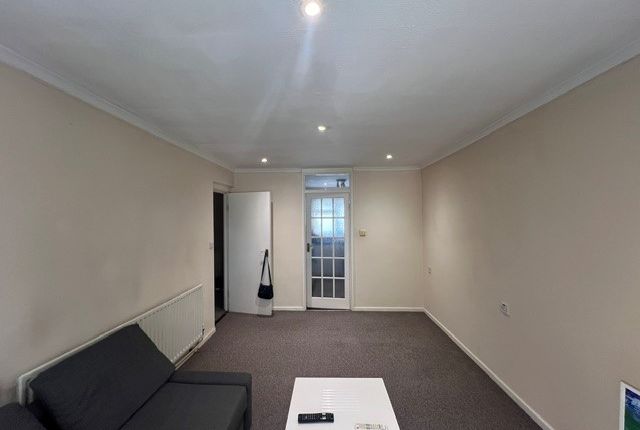87, Caneland Court, Waltham Abbey photo 2