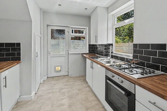 114 Thatch Leach Lane, Manchester photo 3