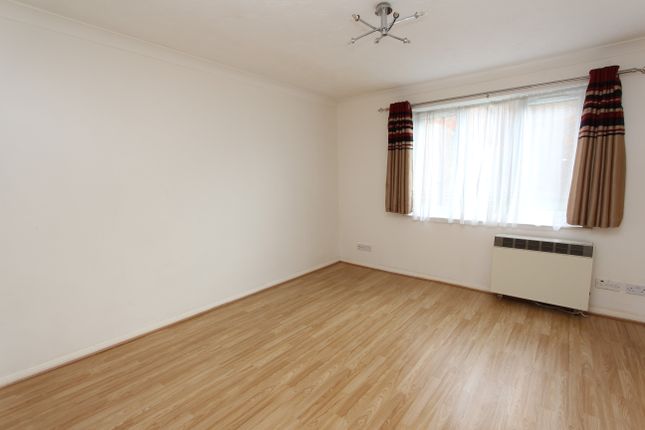 Flat to rent in Granville Place, Pinner