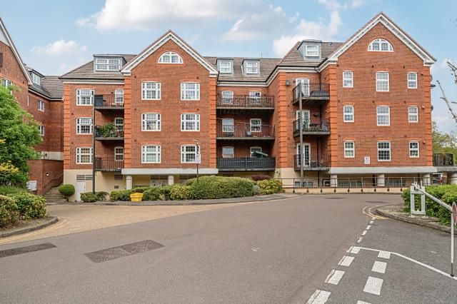 2-bed flat on Apartment 68 Dorchester Court, 283, London Road, Camberley, £240,000