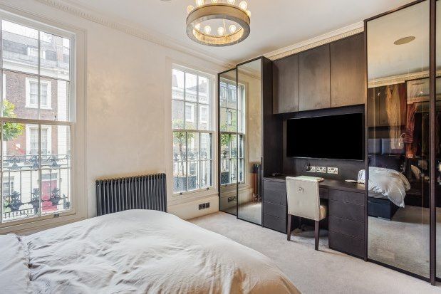 Terraced house to rent in Hugh Street, London