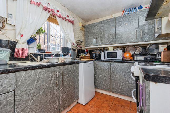 23, Hartwell Close, Manchester photo 3