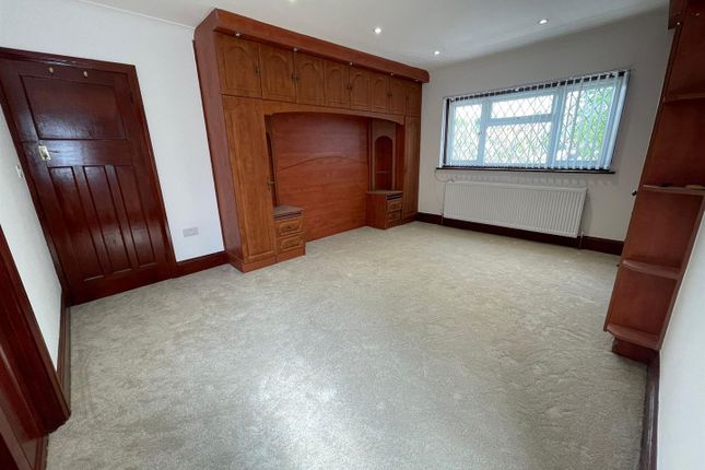 Detached house to rent in Somerset Way, Iver