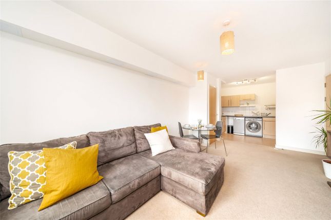 Flat 17, Bristow Court, 14, Triangle Road, London photo 4