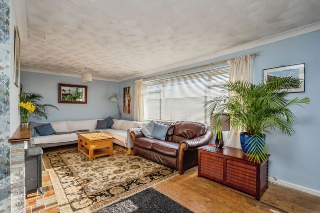 14, Laurel Road, Waterlooville photo 2
