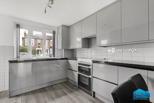 Thumbnail Flat to rent in Market Place, East Finchley, London