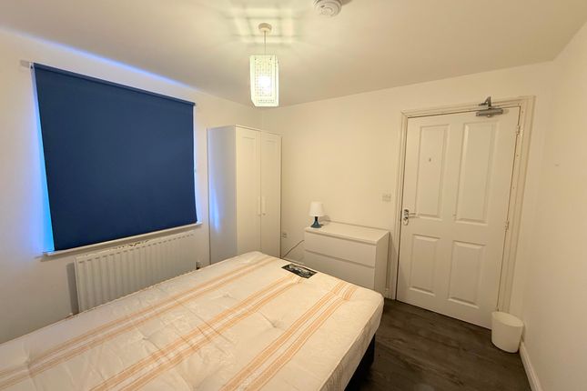 Room 1, 39 Kirk Way, Colchester photo 2