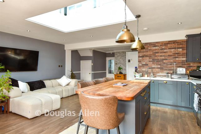 48, Cricklade Avenue, Romford photo 4