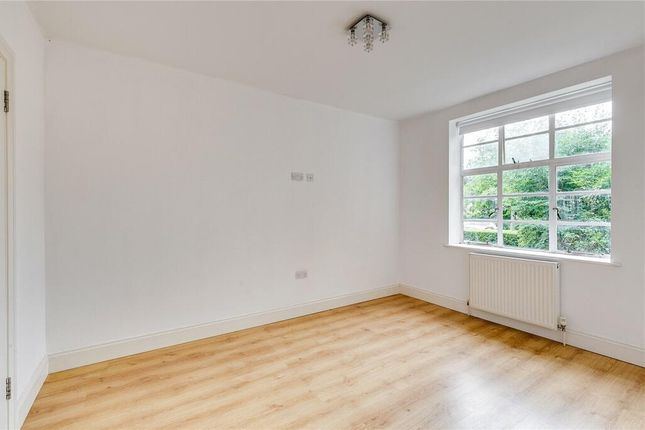 Flat to rent in Brookland Rise, London