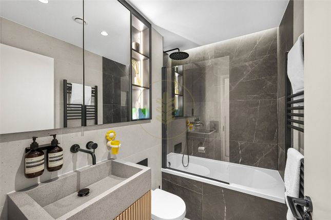 Flat 1, 2A,, Brondesbury Park, London photo 4