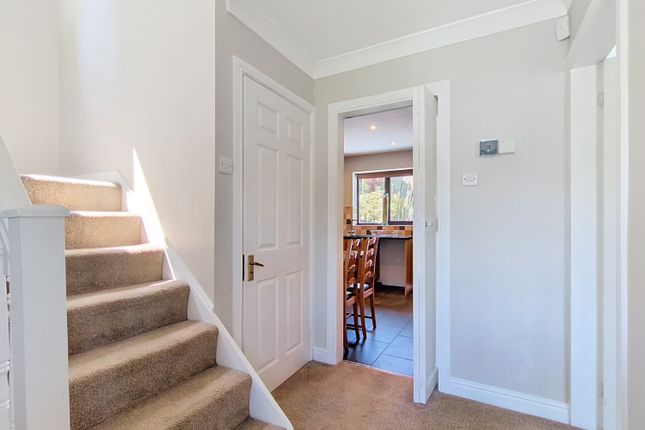 16, West End Drive, Cleckheaton photo 2
