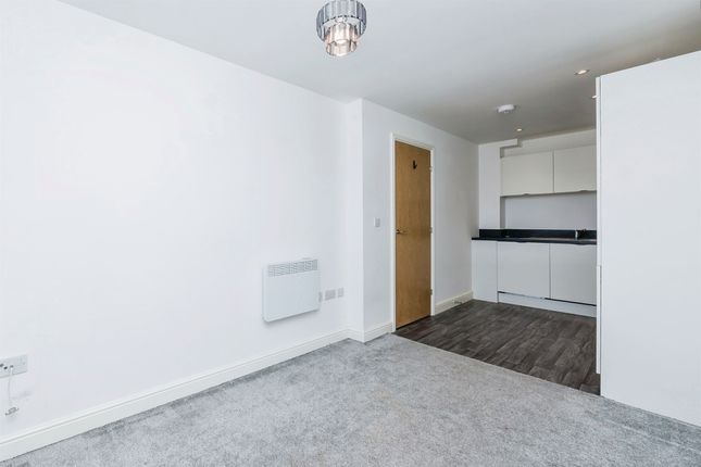 Flat for sale in Whitchurch Lane, Bristol