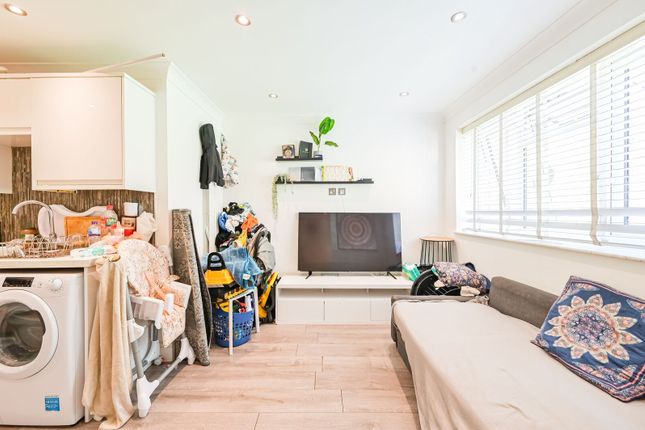 High Road, N22, Turnpike Lane photo 4