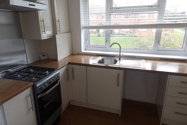 Flat to rent in Frobisher Road, Neston