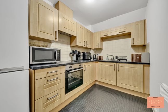Flat J, 39 Drum Tower View, Caerphilly photo 3