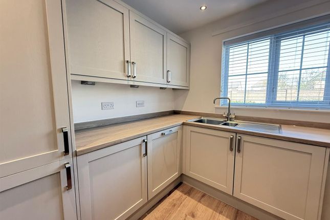 32, Ermine Close, Manchester photo 3