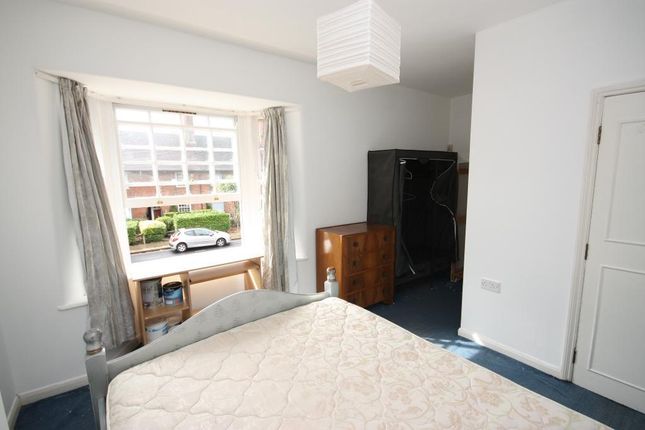 102, Fitzneal Street, London photo 4