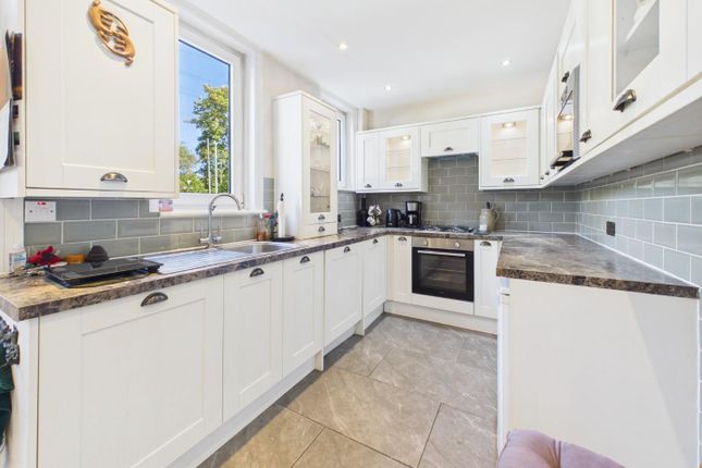 36, Ash Grove, West Yorkshire photo 4
